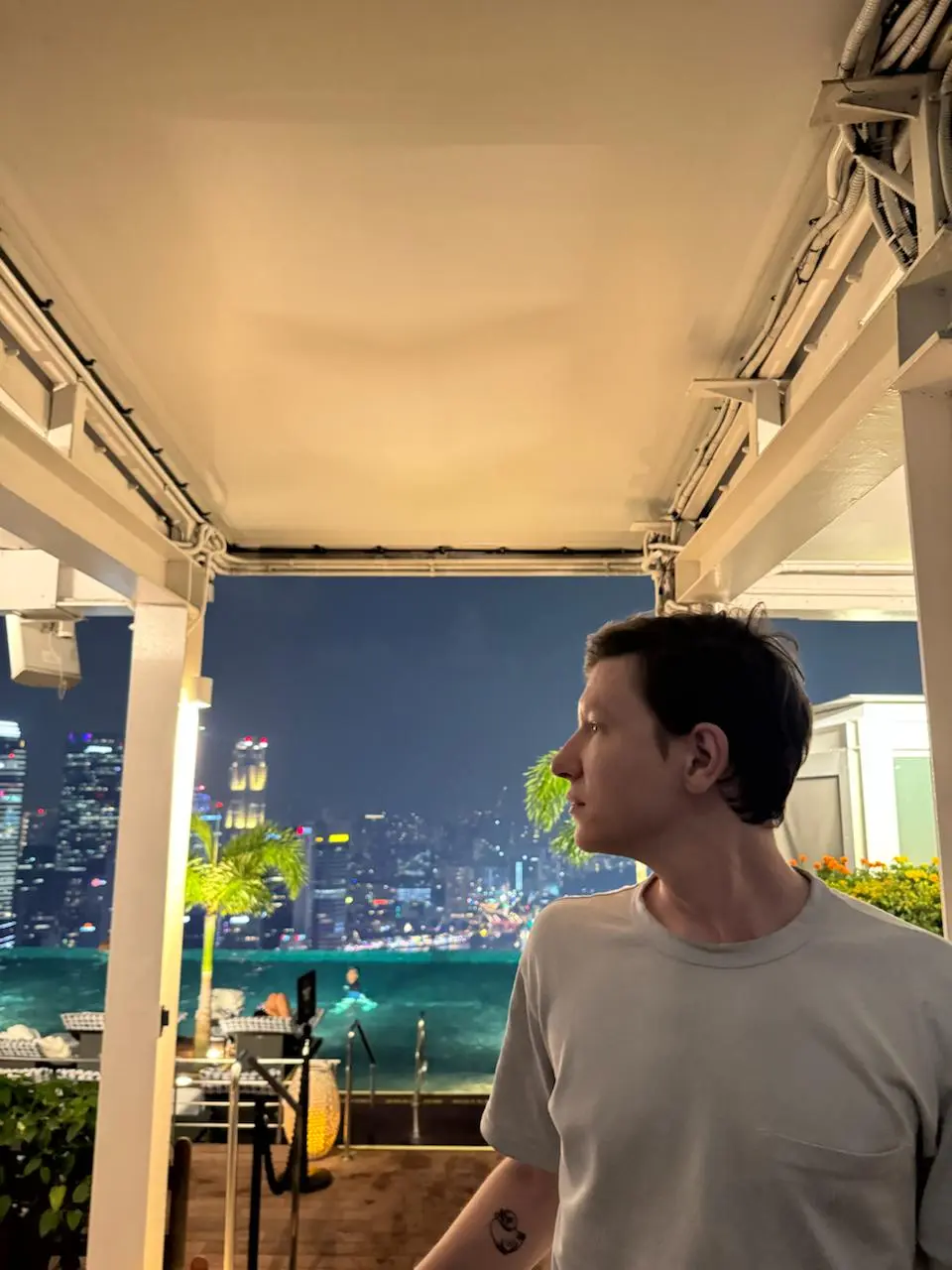 Marina Bay Sands 🏝
Первая часть // Вторая часть // Третья часть // Четвертая часть
В Сингапуре довольно развитая коктейльная культура, но искушенному человеку покажется уровень слабоватым в мелочах | Сетка — социальная сеть от hh.ru