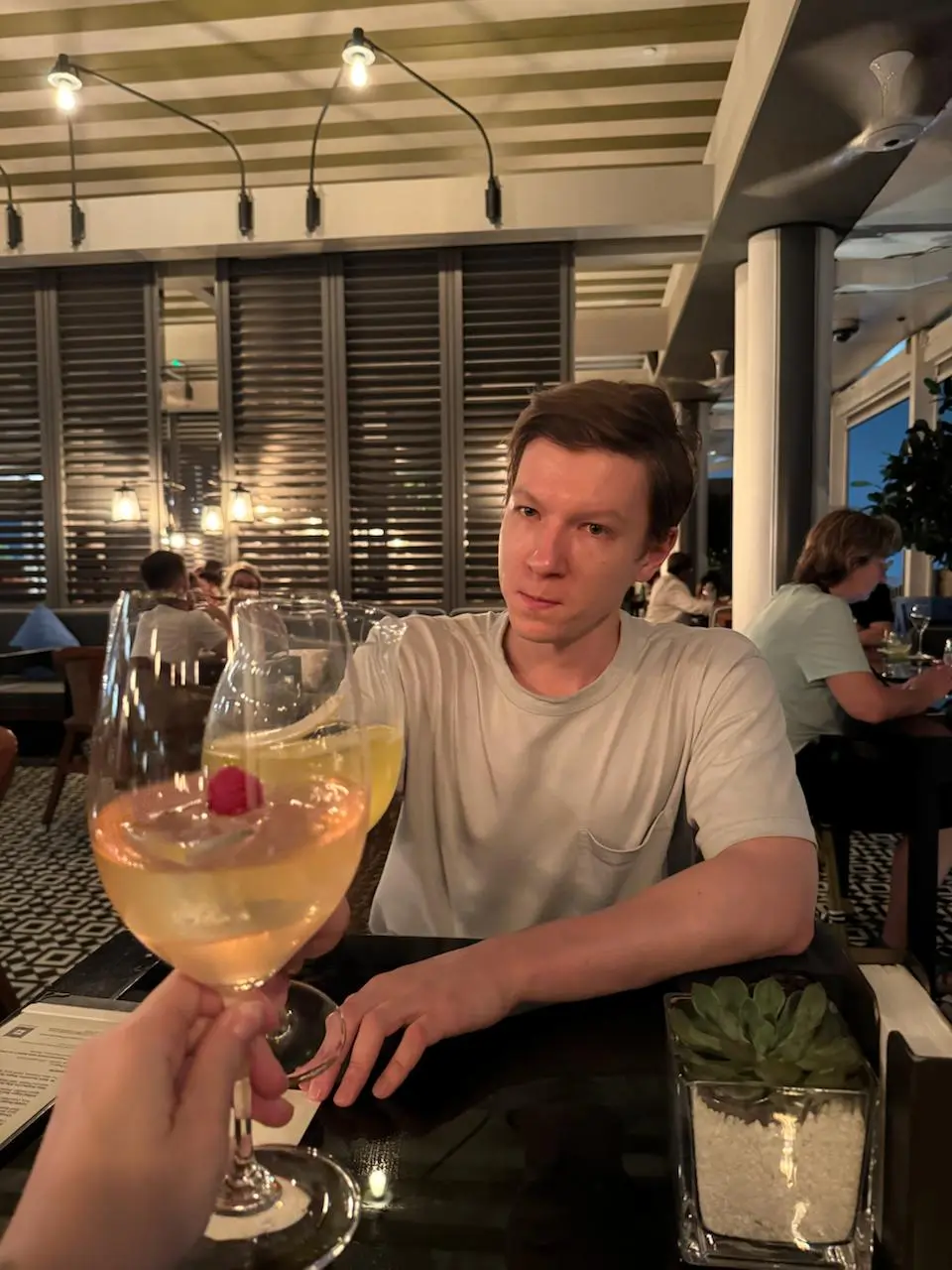 Marina Bay Sands 🏝
Первая часть // Вторая часть // Третья часть // Четвертая часть
В Сингапуре довольно развитая коктейльная культура, но искушенному человеку покажется уровень слабоватым в мелочах | Сетка — социальная сеть от hh.ru