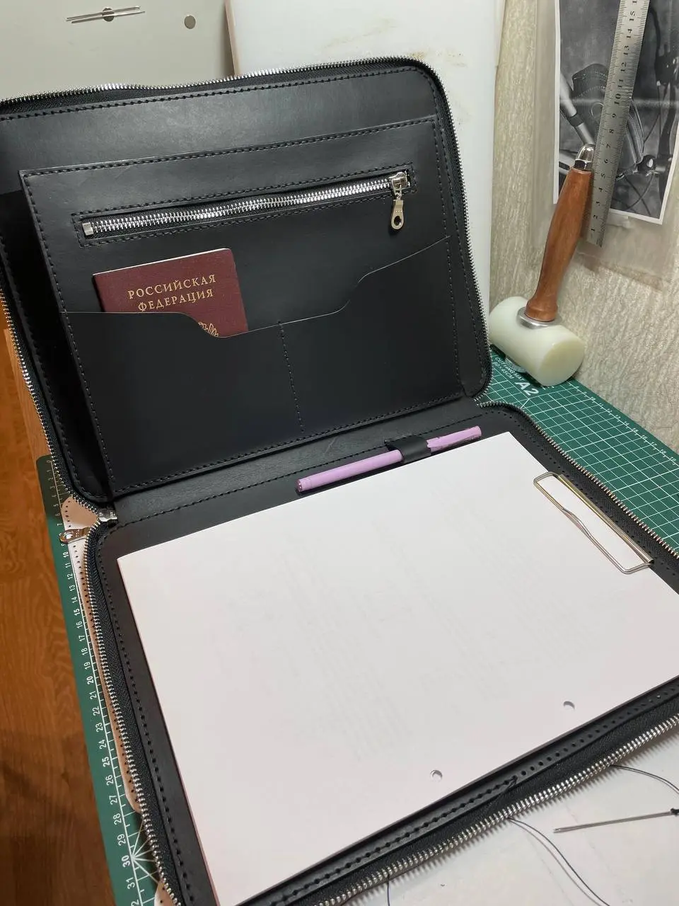 Прошить осталось совсем немножко, но я уже не удержалась🥺
Очень деловая папка получается)) | Сетка — социальная сеть от hh.ru