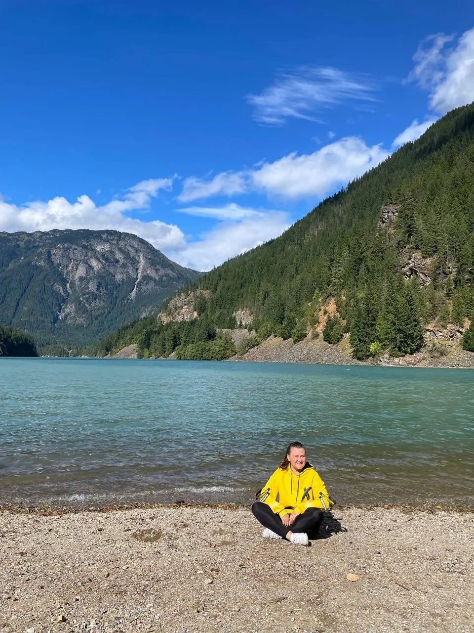 🧘‍♀️Как я пыталась медитировать как все и чуть не сошла с ума.
Когда-то я верила, что медитация — это «сидеть и не думать».
Я купила циновку, скачала приложение и приготовилась к просветлению | Сетка — социальная сеть от hh.ru