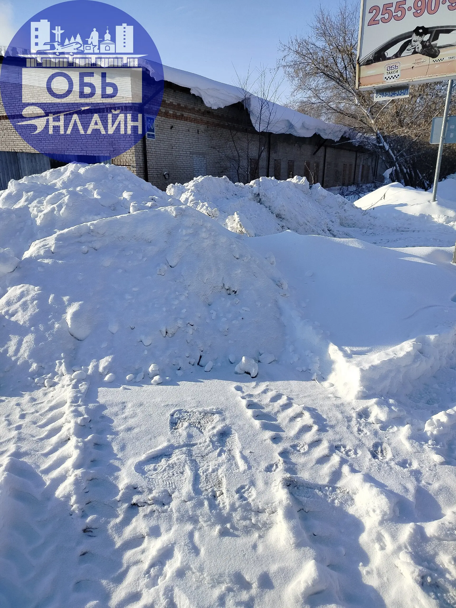 ↗ Такие снежные горы по всей Оби ⛰️ Обской Эверест😅 видимо они будут потихоньку таить самостоятельно до весны... | Сетка — социальная сеть от hh.ru