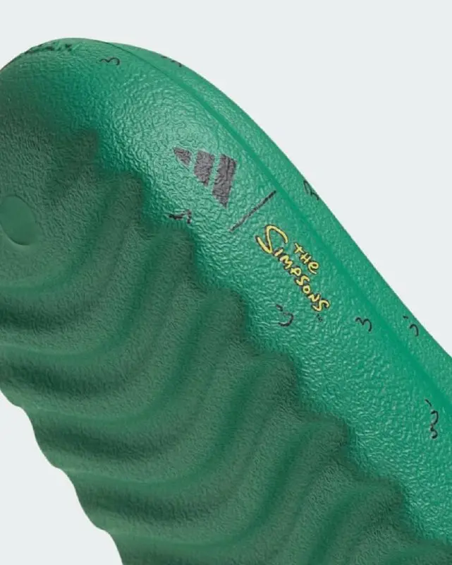 Тапочки с легендарным МЕМОМ Гомера Симпсона в кустах дропнул adidas. Это модель Adilette Slide в зеленом цвете с логотипом и элементами культового шоу. Стоят такие всего 50 долларов (3,9 тысяч рублей) | Сетка — социальная сеть от hh.ru