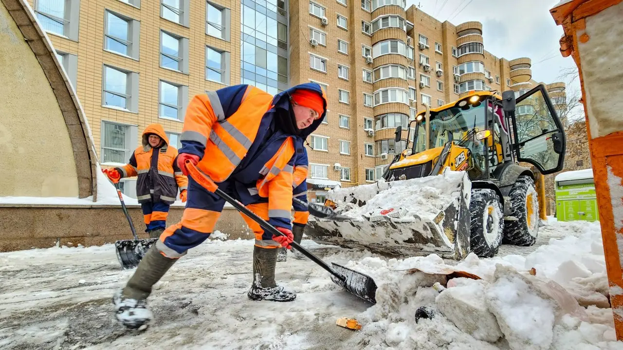 💪Поддерживаем столицу в борьбе с последствиями снежных осадков.
👷‍♂Работники Мосводоканала активно участвуют в очистке и транспортировке снега с улиц Басманного района Центрального округа Москвы | Сетка — социальная сеть от hh.ru