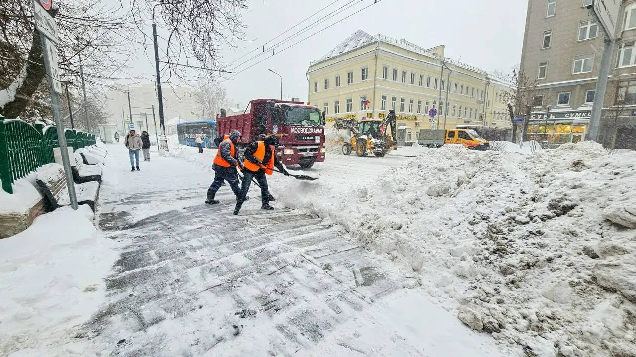 💪Поддерживаем столицу в борьбе с последствиями снежных осадков.
👷‍♂Работники Мосводоканала активно участвуют в очистке и транспортировке снега с улиц Басманного района Центрального округа Москвы | Сетка — социальная сеть от hh.ru