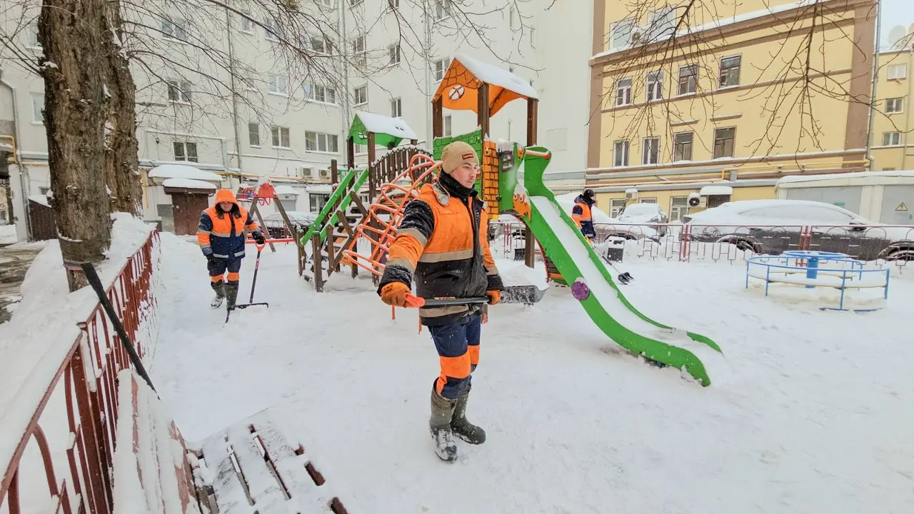 💪Поддерживаем столицу в борьбе с последствиями снежных осадков.
👷‍♂Работники Мосводоканала активно участвуют в очистке и транспортировке снега с улиц Басманного района Центрального округа Москвы | Сетка — социальная сеть от hh.ru