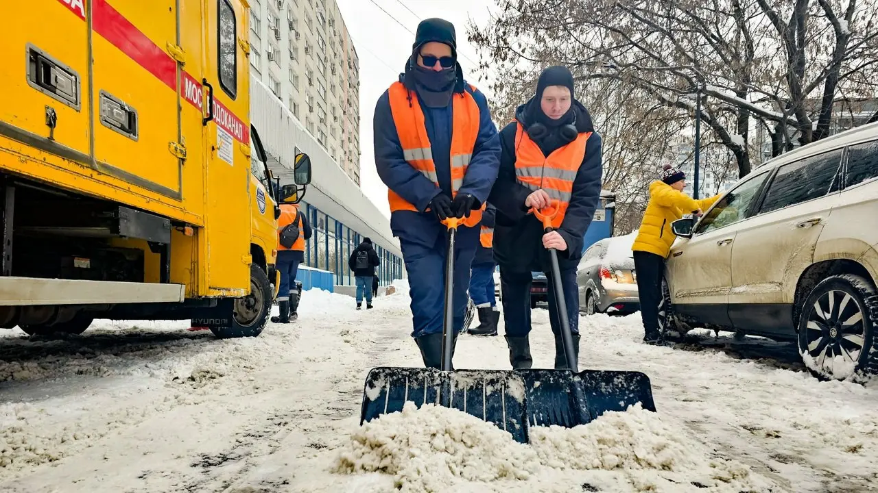 💪Поддерживаем столицу в борьбе с последствиями снежных осадков.
👷‍♂Работники Мосводоканала активно участвуют в очистке и транспортировке снега с улиц Басманного района Центрального округа Москвы | Сетка — социальная сеть от hh.ru