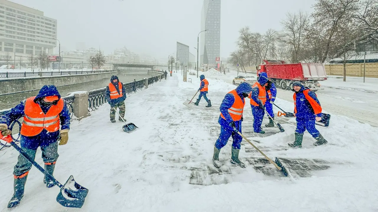 💪Поддерживаем столицу в борьбе с последствиями снежных осадков.
👷‍♂Работники Мосводоканала активно участвуют в очистке и транспортировке снега с улиц Басманного района Центрального округа Москвы | Сетка — социальная сеть от hh.ru