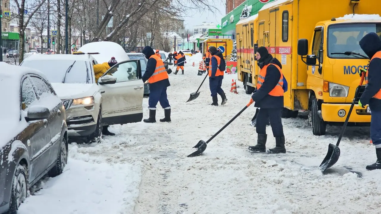 💪Поддерживаем столицу в борьбе с последствиями снежных осадков.
👷‍♂Работники Мосводоканала активно участвуют в очистке и транспортировке снега с улиц Басманного района Центрального округа Москвы | Сетка — социальная сеть от hh.ru