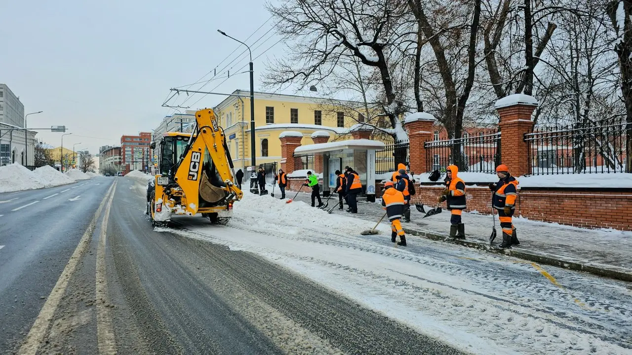💪Поддерживаем столицу в борьбе с последствиями снежных осадков.
👷‍♂Работники Мосводоканала активно участвуют в очистке и транспортировке снега с улиц Басманного района Центрального округа Москвы | Сетка — социальная сеть от hh.ru