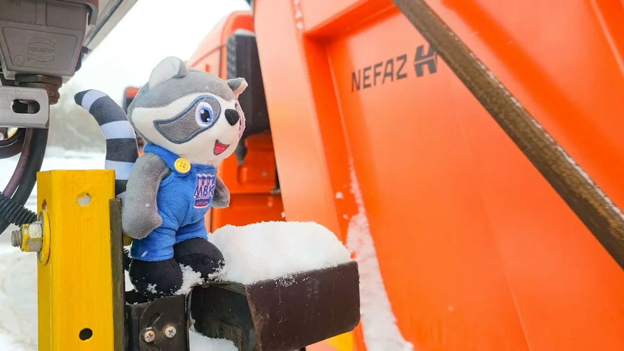 В гости к снегу!
Наш 🦝 друг Енот проверил работу снегосплава 🐾
Когда 🌨выпадает много-много снега, он не исчезает сам собой 😲 | Сетка — социальная сеть от hh.ru