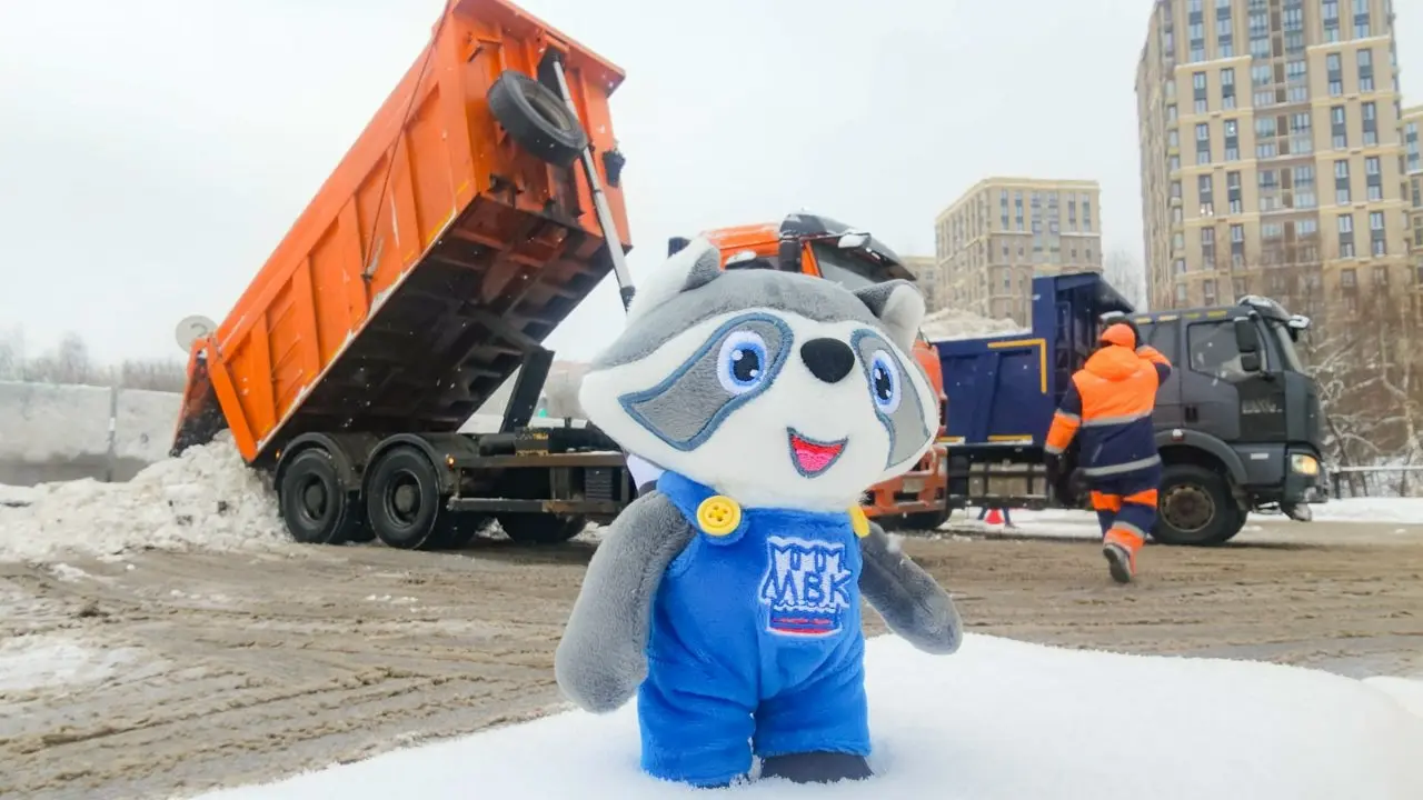 В гости к снегу!
Наш 🦝 друг Енот проверил работу снегосплава 🐾
Когда 🌨выпадает много-много снега, он не исчезает сам собой 😲 | Сетка — социальная сеть от hh.ru