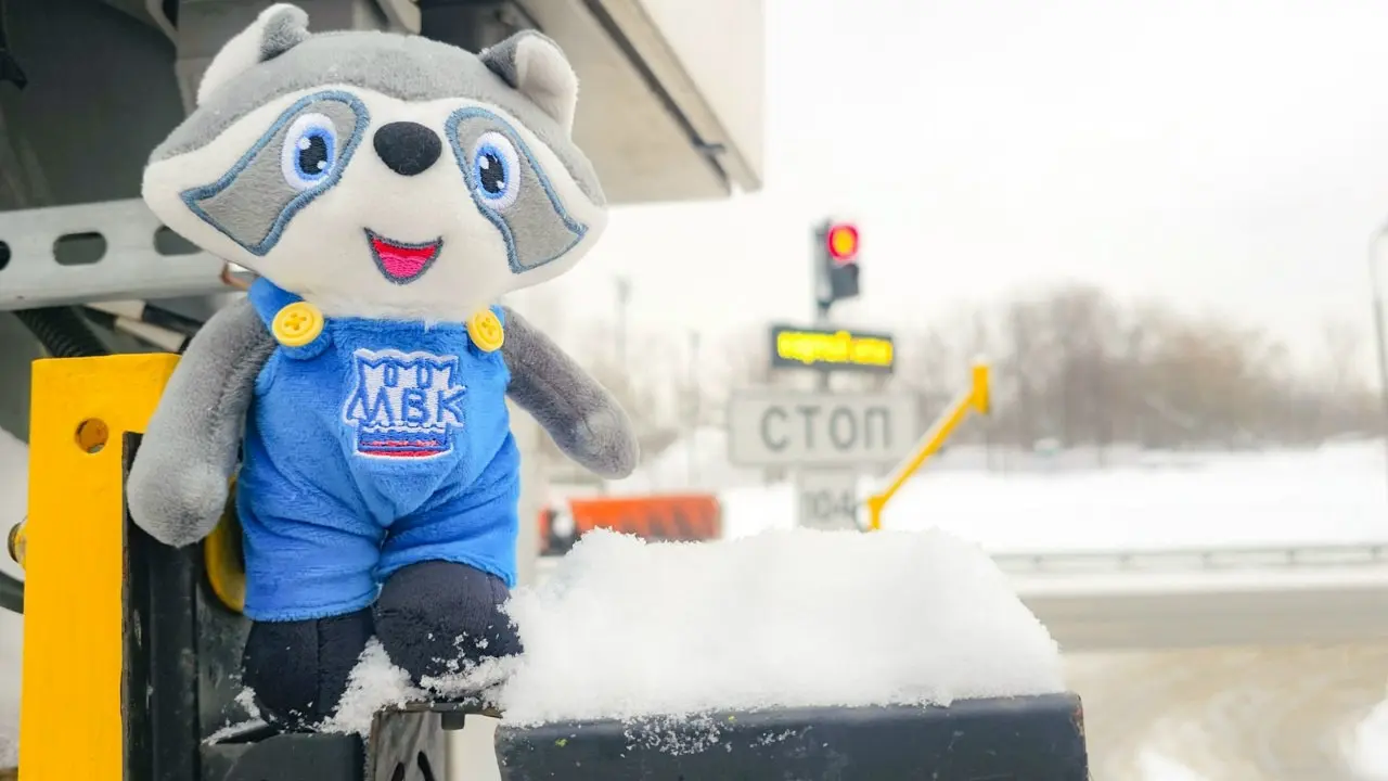 В гости к снегу!
Наш 🦝 друг Енот проверил работу снегосплава 🐾
Когда 🌨выпадает много-много снега, он не исчезает сам собой 😲 | Сетка — социальная сеть от hh.ru