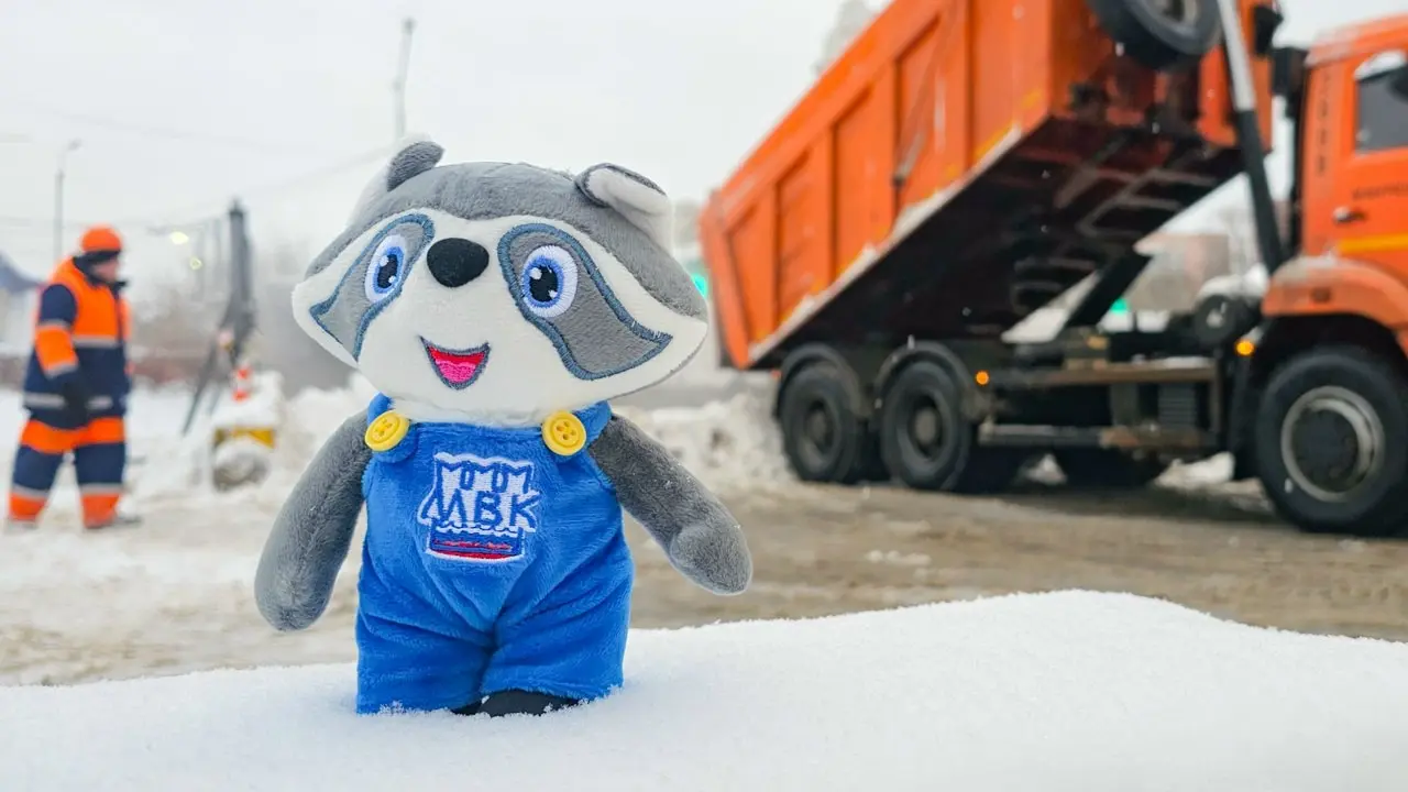 В гости к снегу!
Наш 🦝 друг Енот проверил работу снегосплава 🐾
Когда 🌨выпадает много-много снега, он не исчезает сам собой 😲 | Сетка — социальная сеть от hh.ru