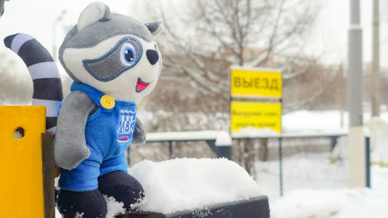 В гости к снегу!
Наш 🦝 друг Енот проверил работу снегосплава 🐾
Когда 🌨выпадает много-много снега, он не исчезает сам собой 😲 | Сетка — социальная сеть от hh.ru