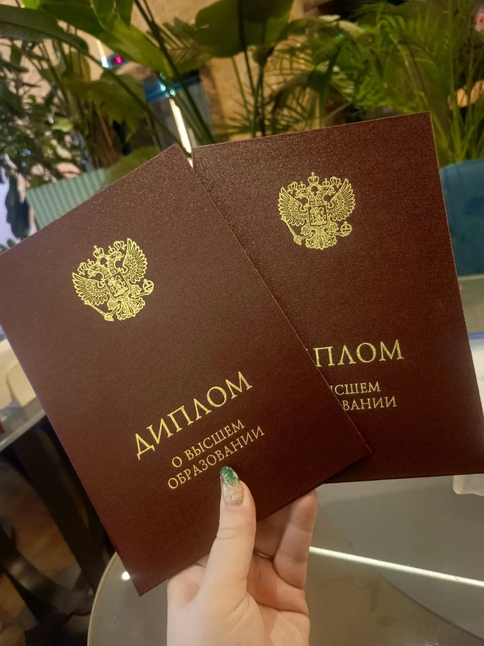 🎓 Сегодня я получила диплом магистратуры с отличием
Звучит формально.
А внутри — совсем не формально.
Это не про «красную корочку».
Это про два года, которые вместили больше, чем просто учёбу | Сетка — социальная сеть от hh.ru