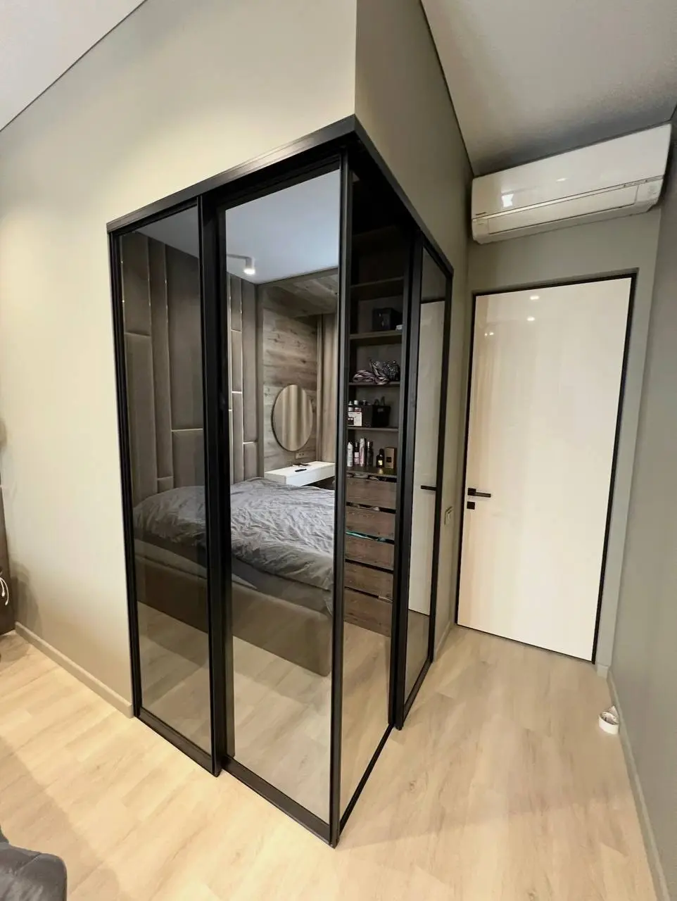 🛋 Подборка угловых перегородок от Garderobsystem
Иногда так хочется уединения,
но мысль о перепланировке, пыли и ремонтах сразу останавливает 😔
Знакомо?
✨ Хорошая новость:
создать отдельную зону можно... | Сетка — социальная сеть от hh.ru