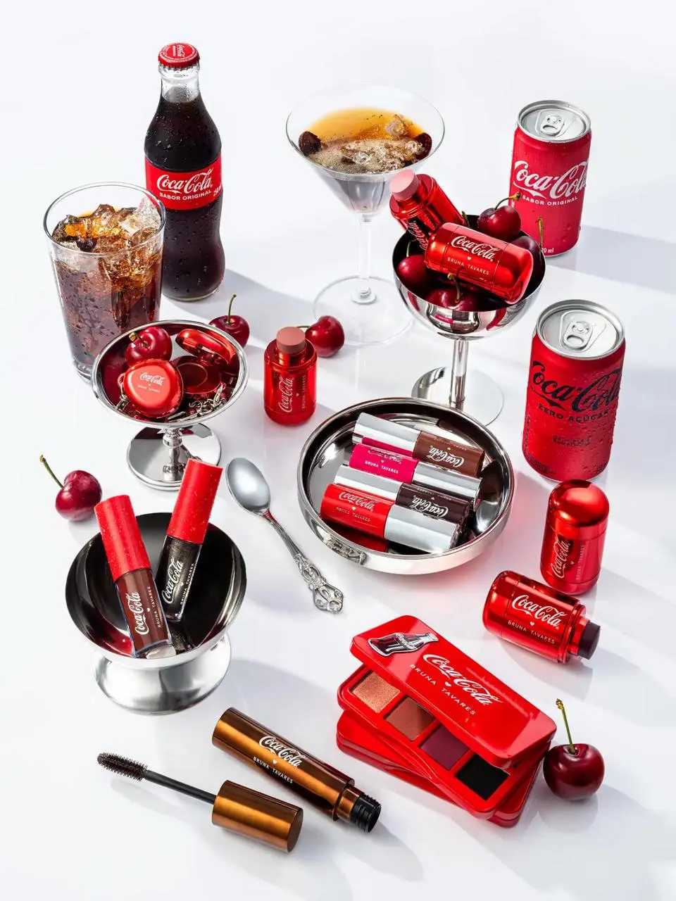 Coca-Cola решила выпустить набор косметики. Снова. Кажется, прошлый дроп прошёл хорошо.
В этот раз Coca-Cola заколлабилась с бразильской бьюти-инфлюенсеркой Бруной Таварес | Сетка — социальная сеть от hh.ru