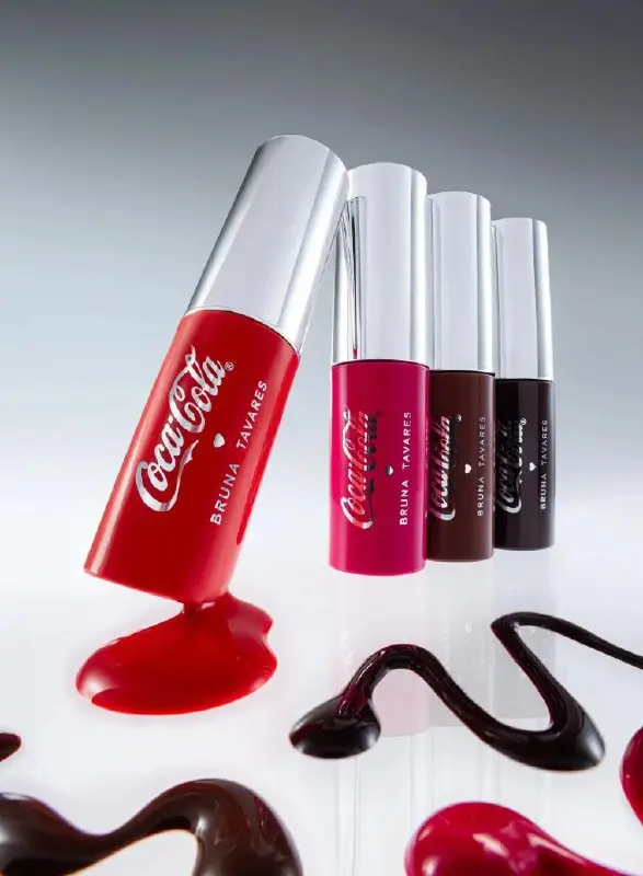 Coca-Cola решила выпустить набор косметики. Снова. Кажется, прошлый дроп прошёл хорошо.
В этот раз Coca-Cola заколлабилась с бразильской бьюти-инфлюенсеркой Бруной Таварес | Сетка — социальная сеть от hh.ru