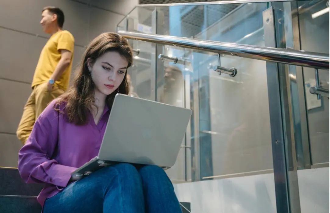 Молодежь выбирает корпорации: стабильность против неопределенности
Делюсь результатами свежего исследования НИУ ВШЭ (опрос 2600+ молодых людей): «зумеры» и «альфы» больше не мечтают о маленьких уютных... | Сетка — социальная сеть от hh.ru