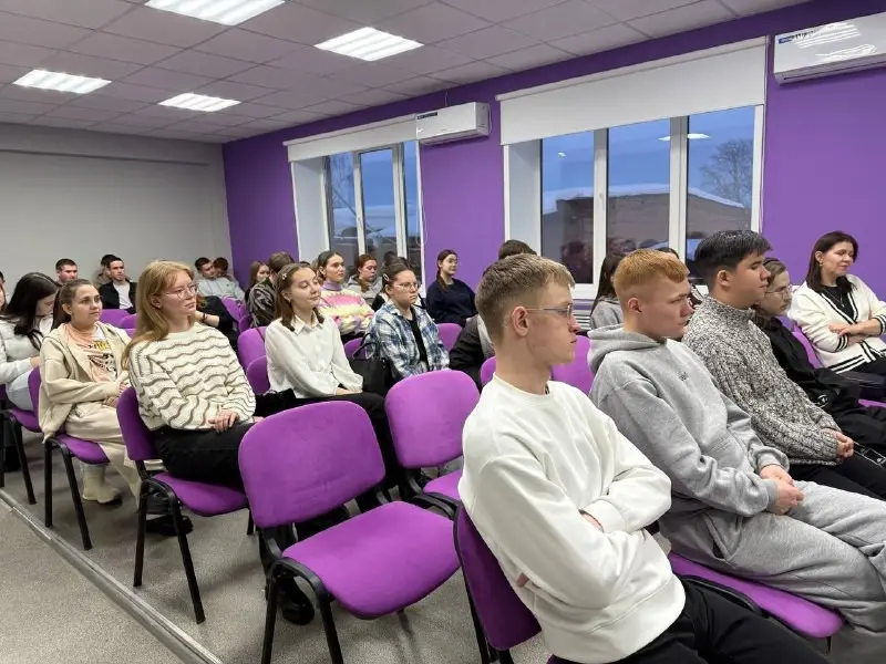Вчера выступил перед студентами в Молодёжном центре Можги
Говорили не про "успешный успех",
а про реальную жизнь:
- как зарабатывать с нуля
- какие навыки реально кормят
- и что делать, если ты из мал... | Сетка — социальная сеть от hh.ru