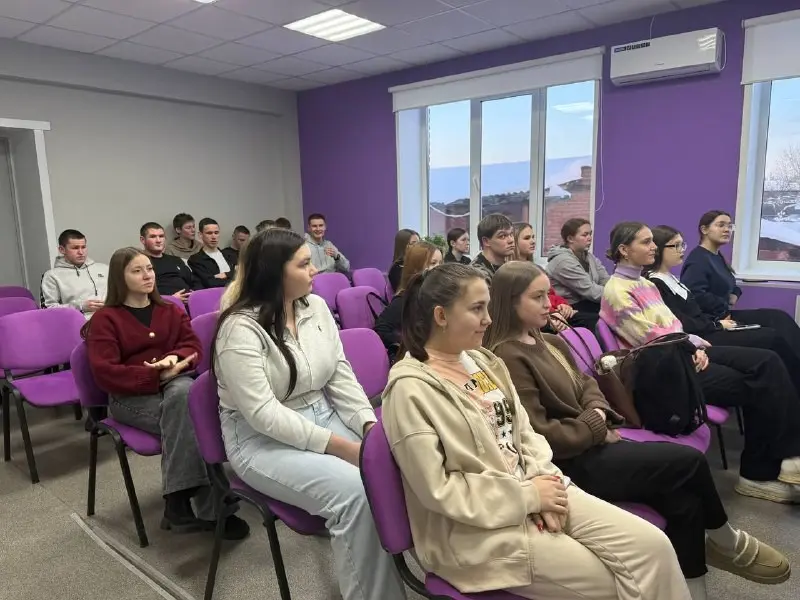 Вчера выступил перед студентами в Молодёжном центре Можги
Говорили не про "успешный успех",
а про реальную жизнь:
- как зарабатывать с нуля
- какие навыки реально кормят
- и что делать, если ты из мал... | Сетка — социальная сеть от hh.ru