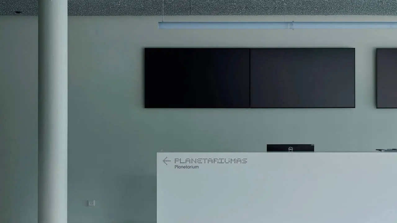 В Литве открылся научный центр Science Island с «точечной» айдентикой
Визуальный язык разработала литовская дизайн-студия Praktika
В конце 2024 года в Литве открылся Science Island (Mokslo Sala) — кру... | Сетка — социальная сеть от hh.ru