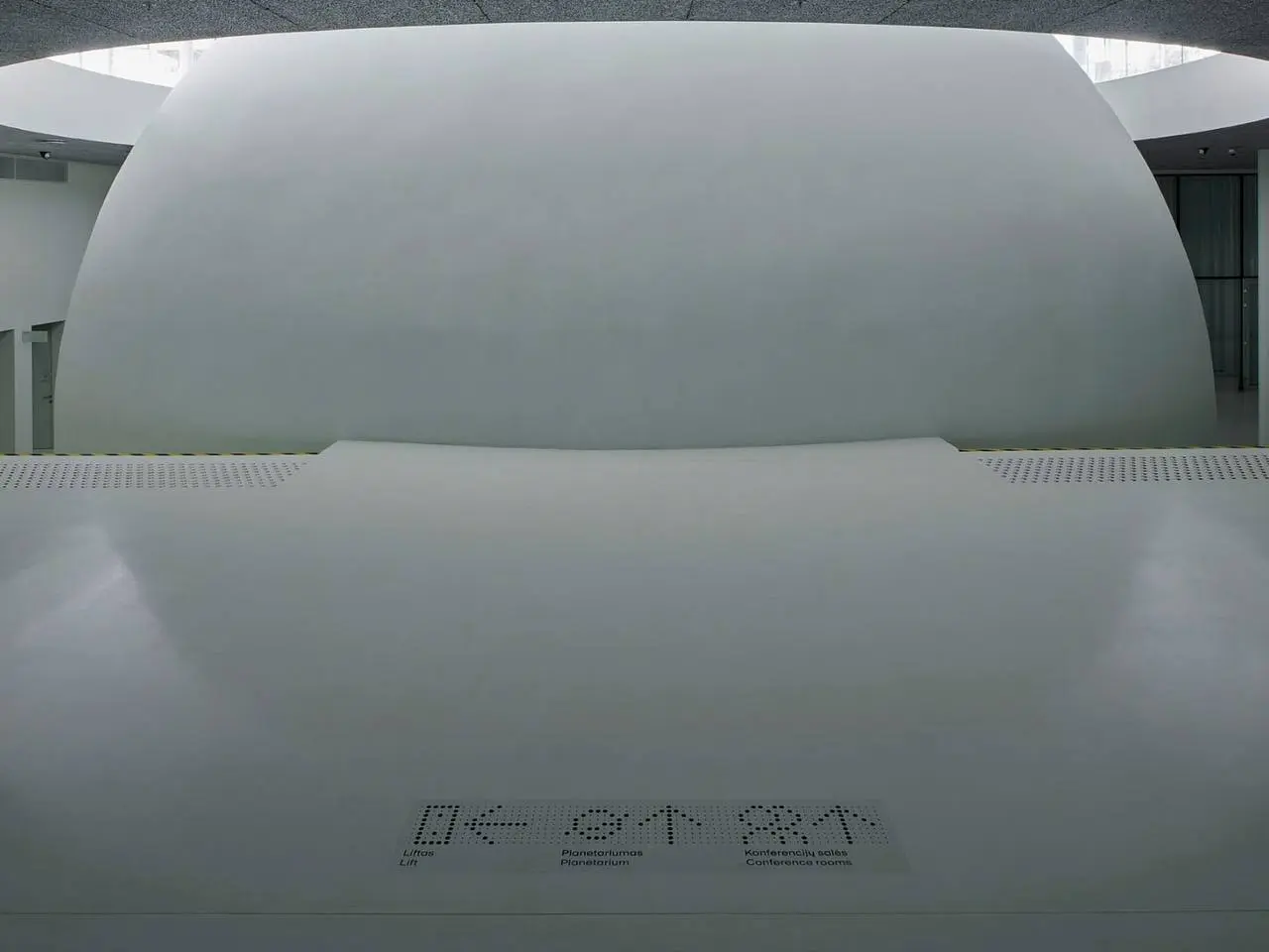 В Литве открылся научный центр Science Island с «точечной» айдентикой
Визуальный язык разработала литовская дизайн-студия Praktika
В конце 2024 года в Литве открылся Science Island (Mokslo Sala) — кру... | Сетка — социальная сеть от hh.ru