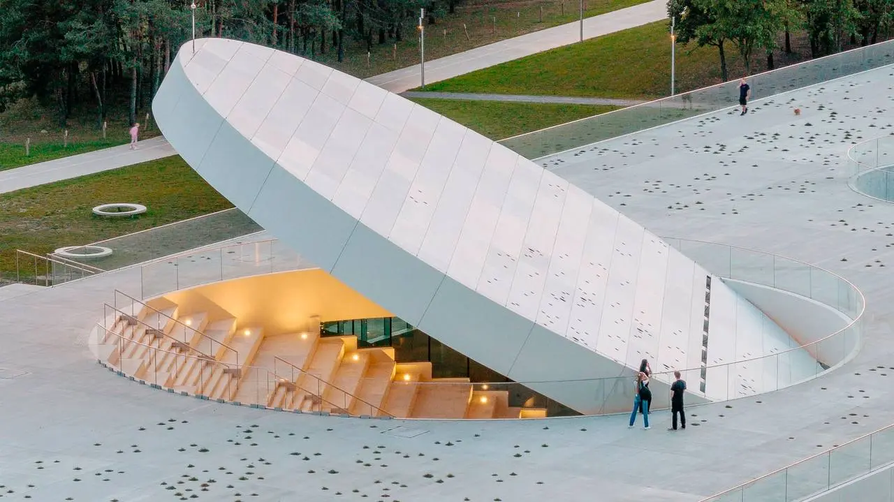 В Литве открылся научный центр Science Island с «точечной» айдентикой
Визуальный язык разработала литовская дизайн-студия Praktika
В конце 2024 года в Литве открылся Science Island (Mokslo Sala) — кру... | Сетка — социальная сеть от hh.ru