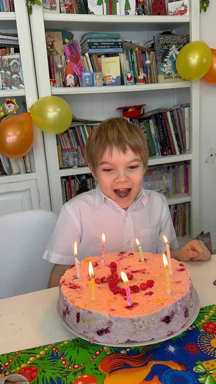 Сегодня моему четвёртому младшему сыну — Родиону — 7 лет 💙
И если бы мне нужно было описать его одним словом…не получилось бы.
Потому что он — целый мир.
Он очень весёлый. Жизнерадостный. Умный | Сетка — социальная сеть от hh.ru