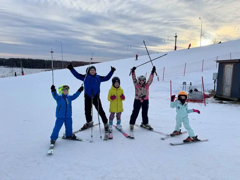 ⛷️ Первые уверенные заезды — с профессионалом
Знакомьтесь — Александр Сичкарев
Чемпион страны по горнолыжному спорту, мастер спорта, педагог с высшим образованием и опытный инструктор | Сетка — социальная сеть от hh.ru