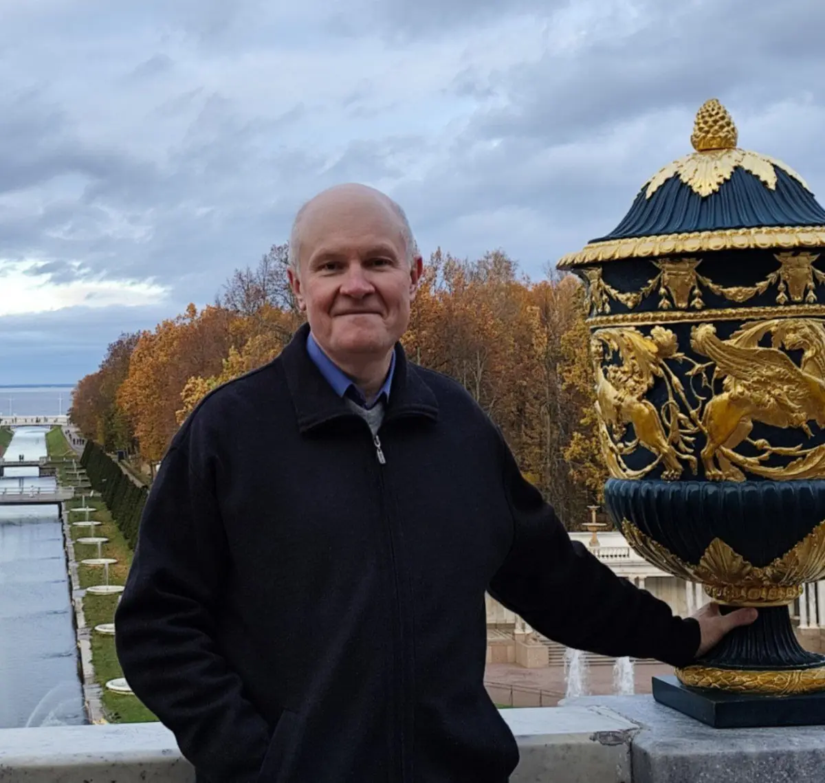 Почему «ошибки» — это божественный замысел
Представьте:
Альберт Эйнштейн стоит у доски, на которой Бог пишет формулу развития Вселенной.
Эйнштейн, скрестив руки, бросает:
«Здесь и здесь — ошибка» | Сетка — социальная сеть от hh.ru