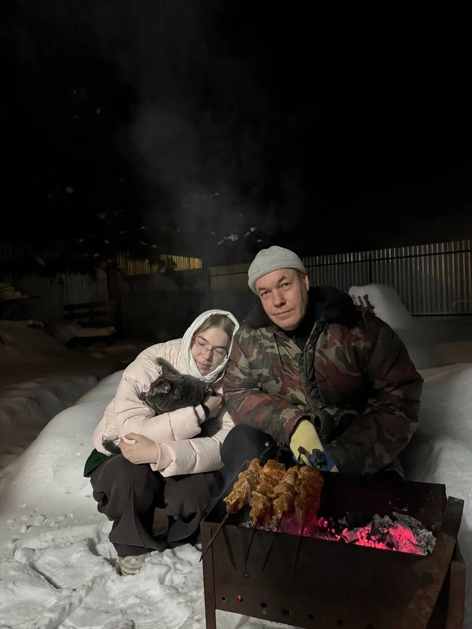 Доехали домой: мороз, сугробы, темнота 🎄
По дороге — кто-то подозрительно лесной, возможно волки и косули
Дома — кот, который явно не подписывался на моё возвращение | Сетка — социальная сеть от hh.ru