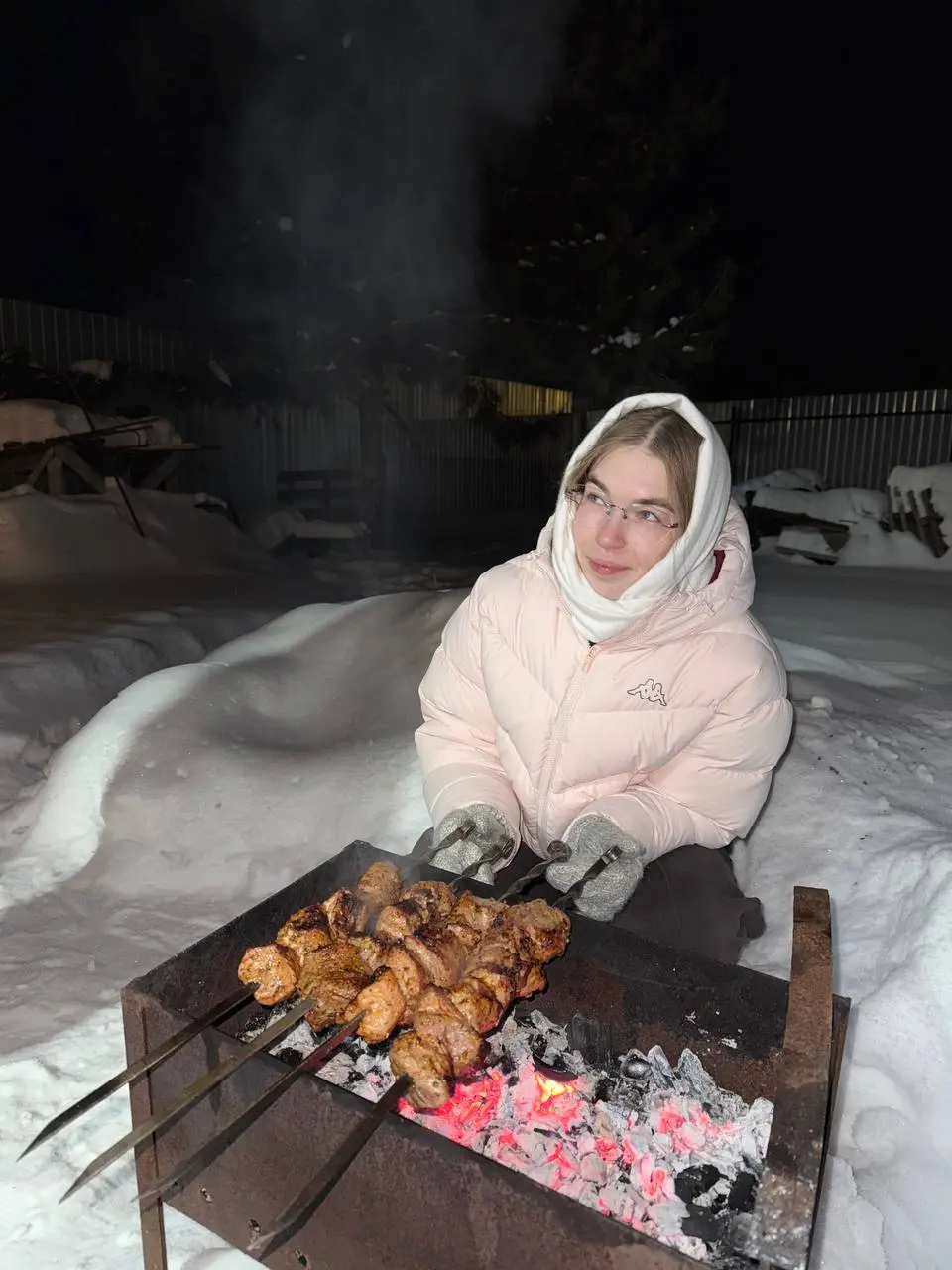 Доехали домой: мороз, сугробы, темнота 🎄
По дороге — кто-то подозрительно лесной, возможно волки и косули
Дома — кот, который явно не подписывался на моё возвращение | Сетка — социальная сеть от hh.ru