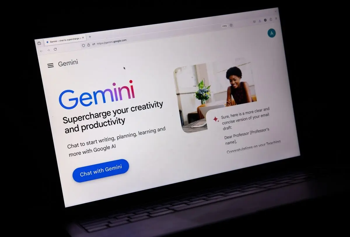 🧠 Gemini встроили в Google Trends
Google обновила сервис Trends Explore с интеграцией ИИ Gemini.
Теперь сервис автоматически предлагает и сравнивает ключевые тренды по запросу в боковой панели | Сетка — социальная сеть от hh.ru