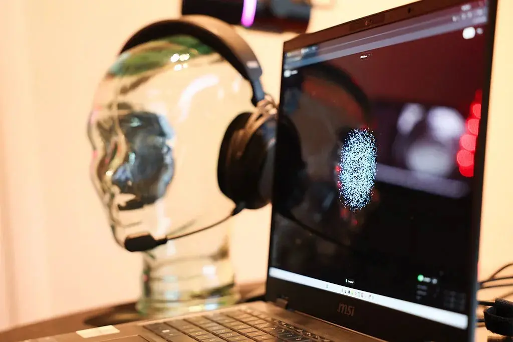 🧠 Альтман запускает нейроинтерфейс без операций
Сэм Альтман основал Merge Labs — стартап по созданию неинвазивных интерфейсов мозг–компьютер | Сетка — социальная сеть от hh.ru