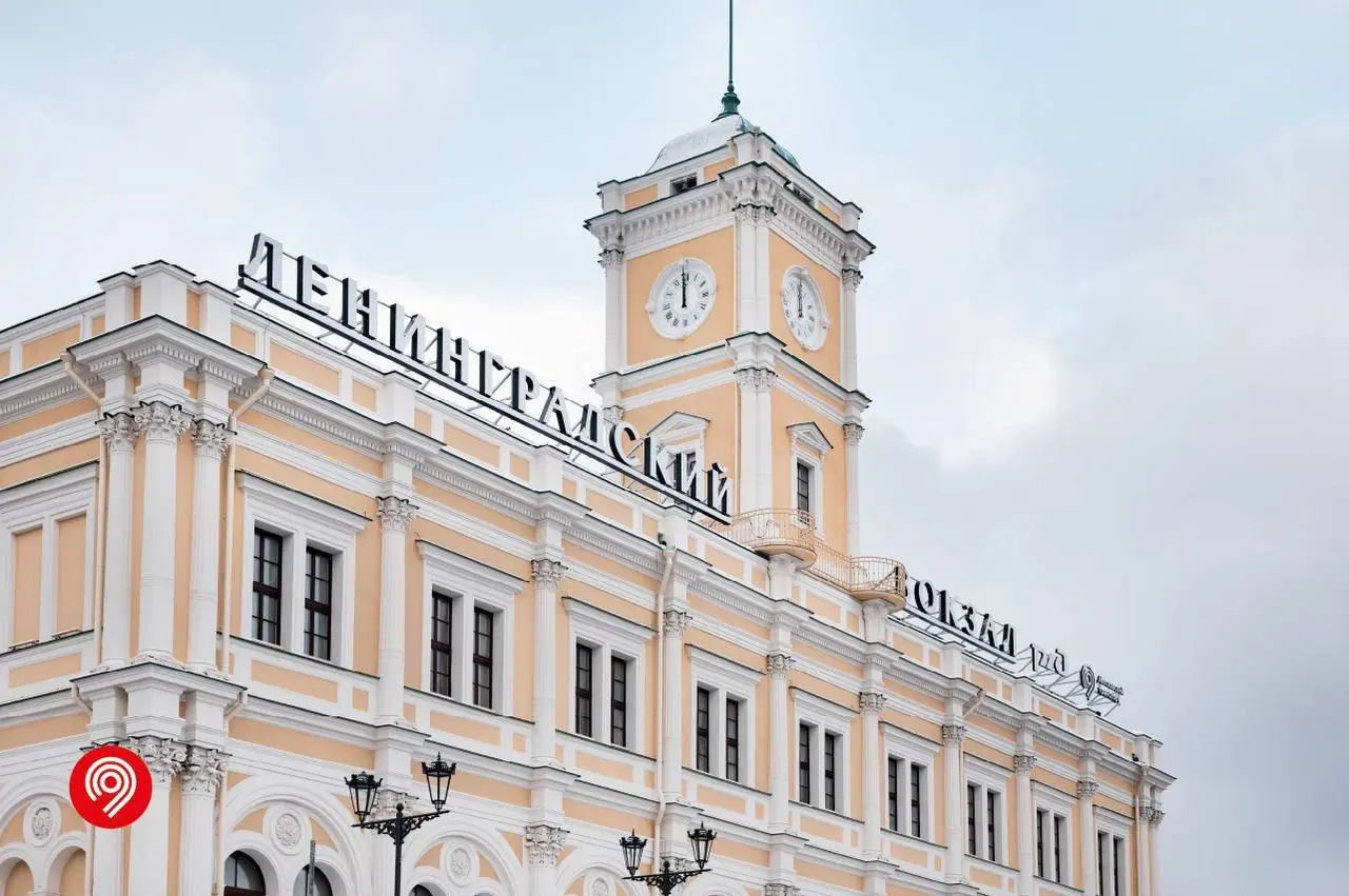 Студия Артемия Лебедева обновила вывеску на Ленинградском вокзале — об этом рассказали в группе Московского метро. Дизайн основан на варианте середины 1970-х годов со штрихами разной толщины | Сетка — социальная сеть от hh.ru