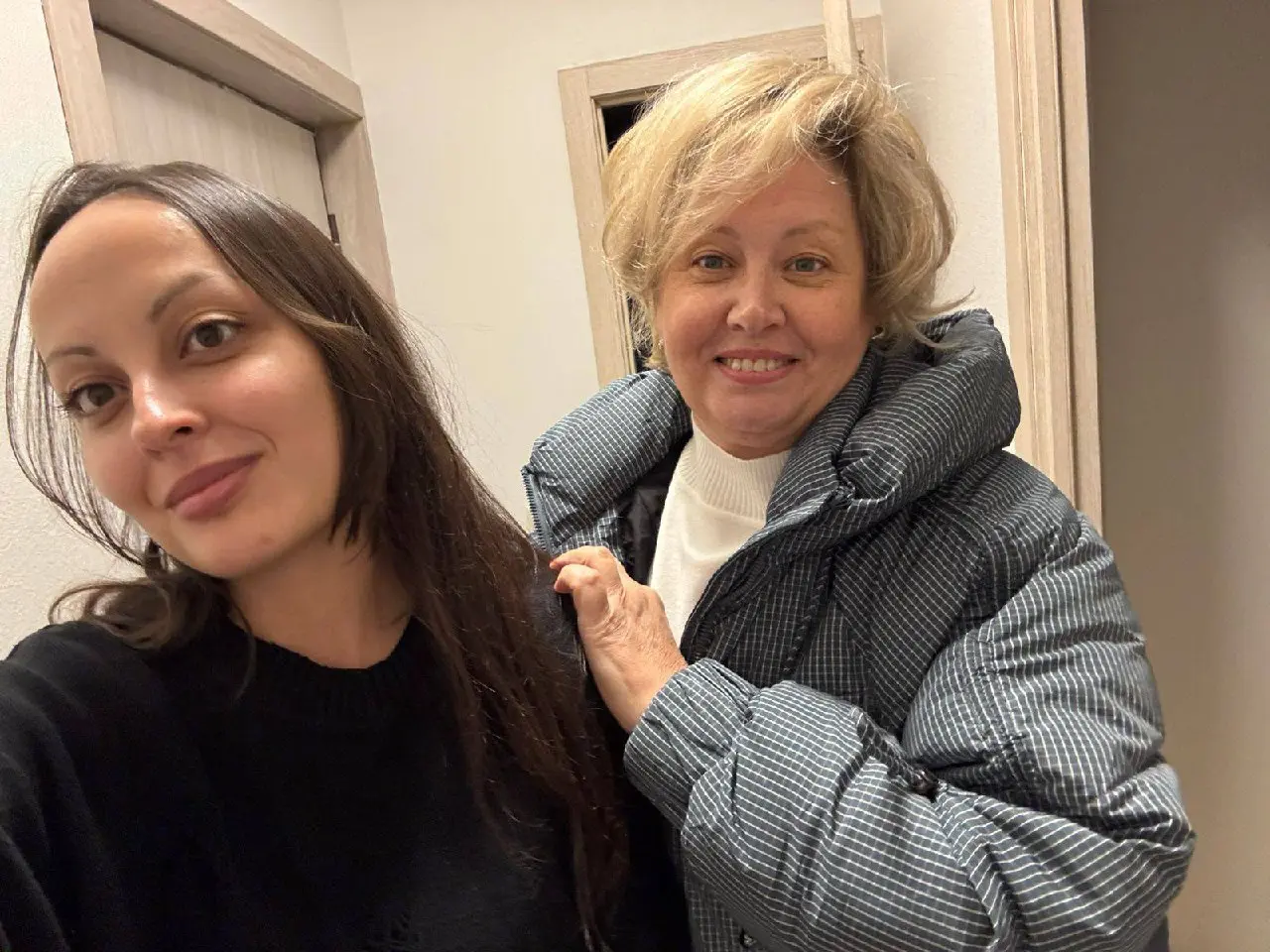 Когда нам страшно, мы идём к маме. Даже если мы — взрослые девочки, которые «всё сама».
Сама принимает решения, сама несёт чемоданы, сама строит свою жизнь, ошибается и радуется | Сетка — социальная сеть от hh.ru