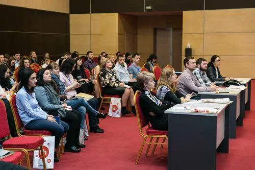 Я занимаюсь обучением психологии команд более 22 лет.
Первый бизнес-тренинг я провел в возрасте 22 лет. За это время я сотрудничал с 153 компаниями России (цифра растет) | Сетка — социальная сеть от hh.ru