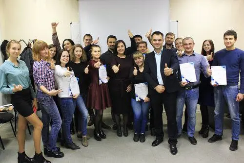Я занимаюсь обучением психологии команд более 22 лет.
Первый бизнес-тренинг я провел в возрасте 22 лет. За это время я сотрудничал с 153 компаниями России (цифра растет) | Сетка — социальная сеть от hh.ru