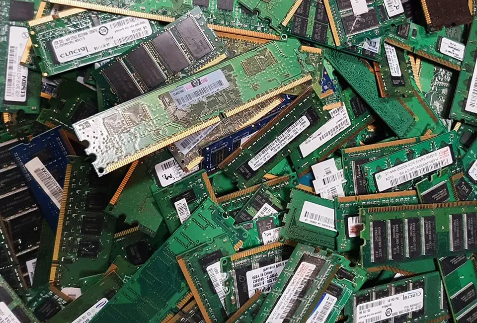 ⏺ «Известия»: В России начали собирать модули оперативной памяти из б/у-комплектующих
По данным СМИ, умельцы массово выпаивают чипы из сломанных ноутбуков, старых видеокарт и модулей памяти, чтобы пер... | Сетка — социальная сеть от hh.ru
