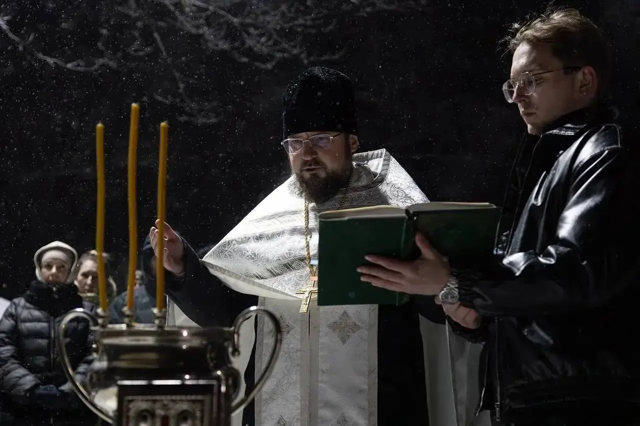 ✝️ Крещенские купания в морозную ночь на ставропольских Холодных родниках
Сотни жителей Ставрополя приняли участие в крещенских купаниях, несмотря на 10-градусный мороз | Сетка — социальная сеть от hh.ru