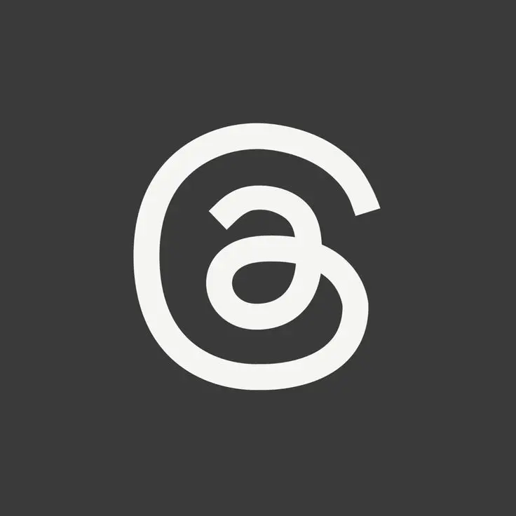 Немного пропала, потому что попала в… Threads.
Я из тех сторожил, для кого запретный «кружок в квадратике» когда-то был не порталом в мир ног, а возможностью «починить» атмосферу | Сетка — социальная сеть от hh.ru