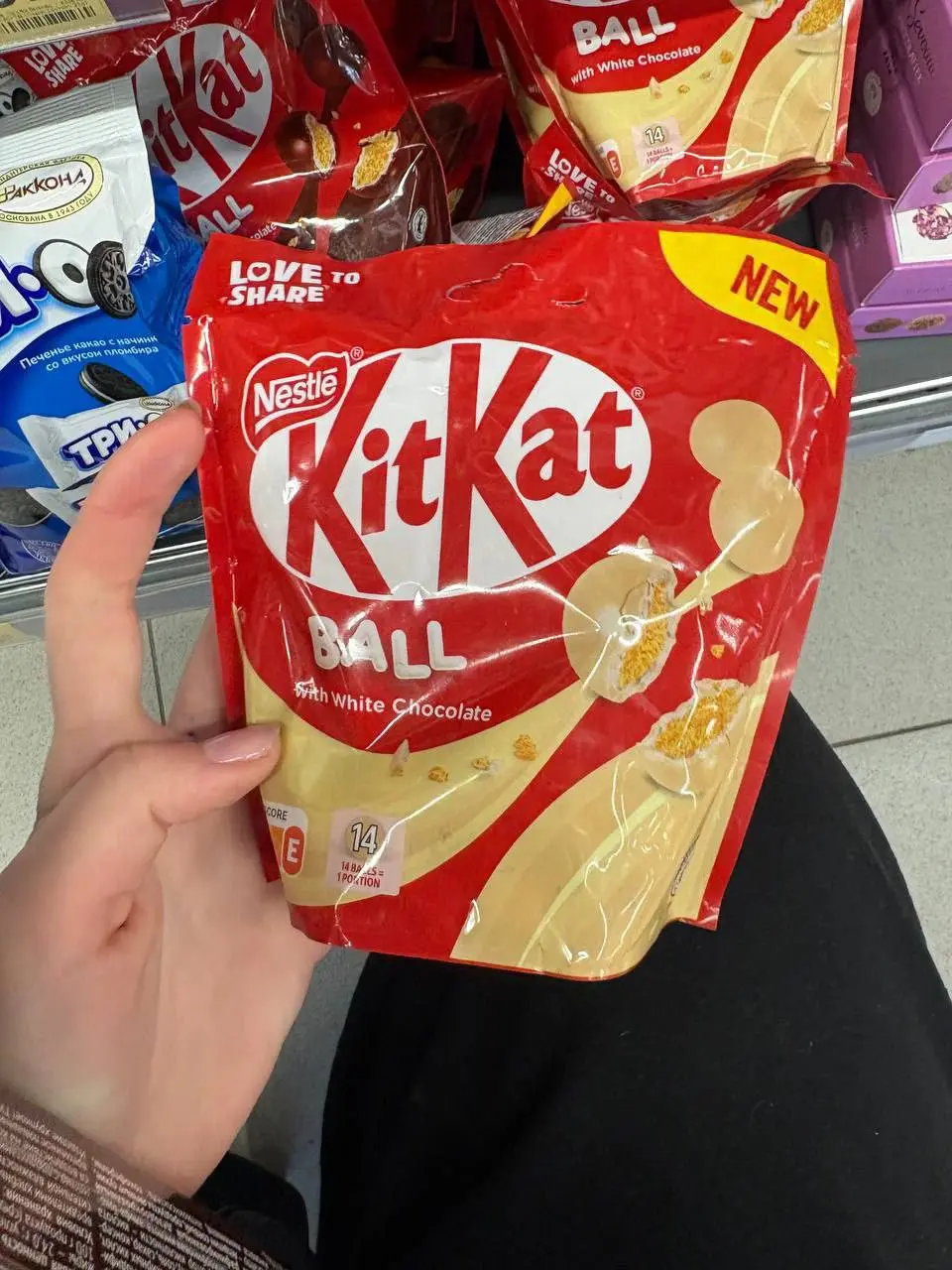 Новый KitKat в виде хрустящих шариков в глазури завезли в Перекресток. Есть два вида — в молочном и в белом шоколаде. Стоит новинка 500 рублс.
Не слипнется 🍫 | Сетка — социальная сеть от hh.ru