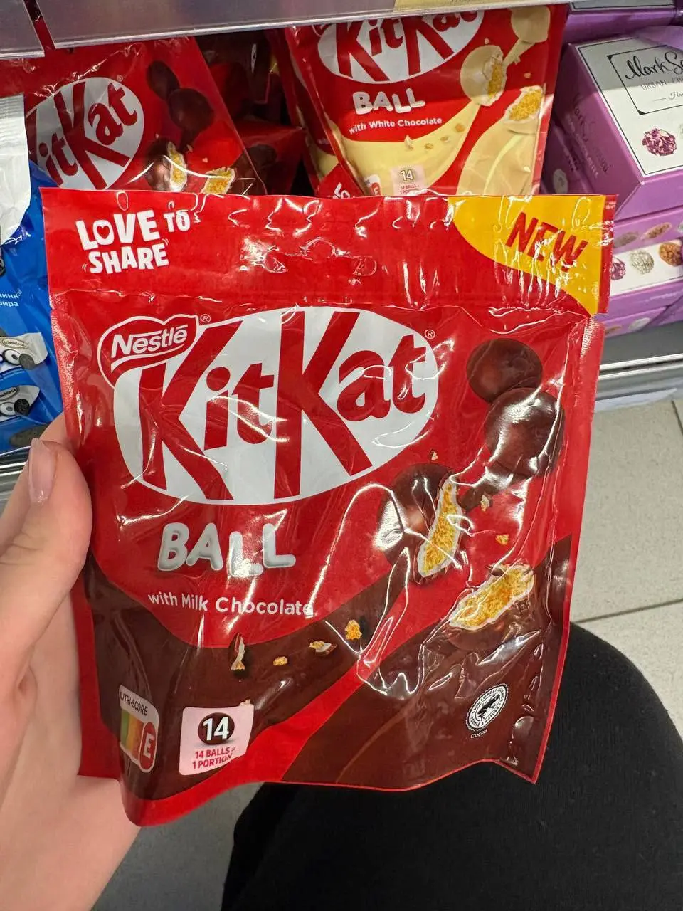 Новый KitKat в виде хрустящих шариков в глазури завезли в Перекресток. Есть два вида — в молочном и в белом шоколаде. Стоит новинка 500 рублс.
Не слипнется 🍫 | Сетка — социальная сеть от hh.ru