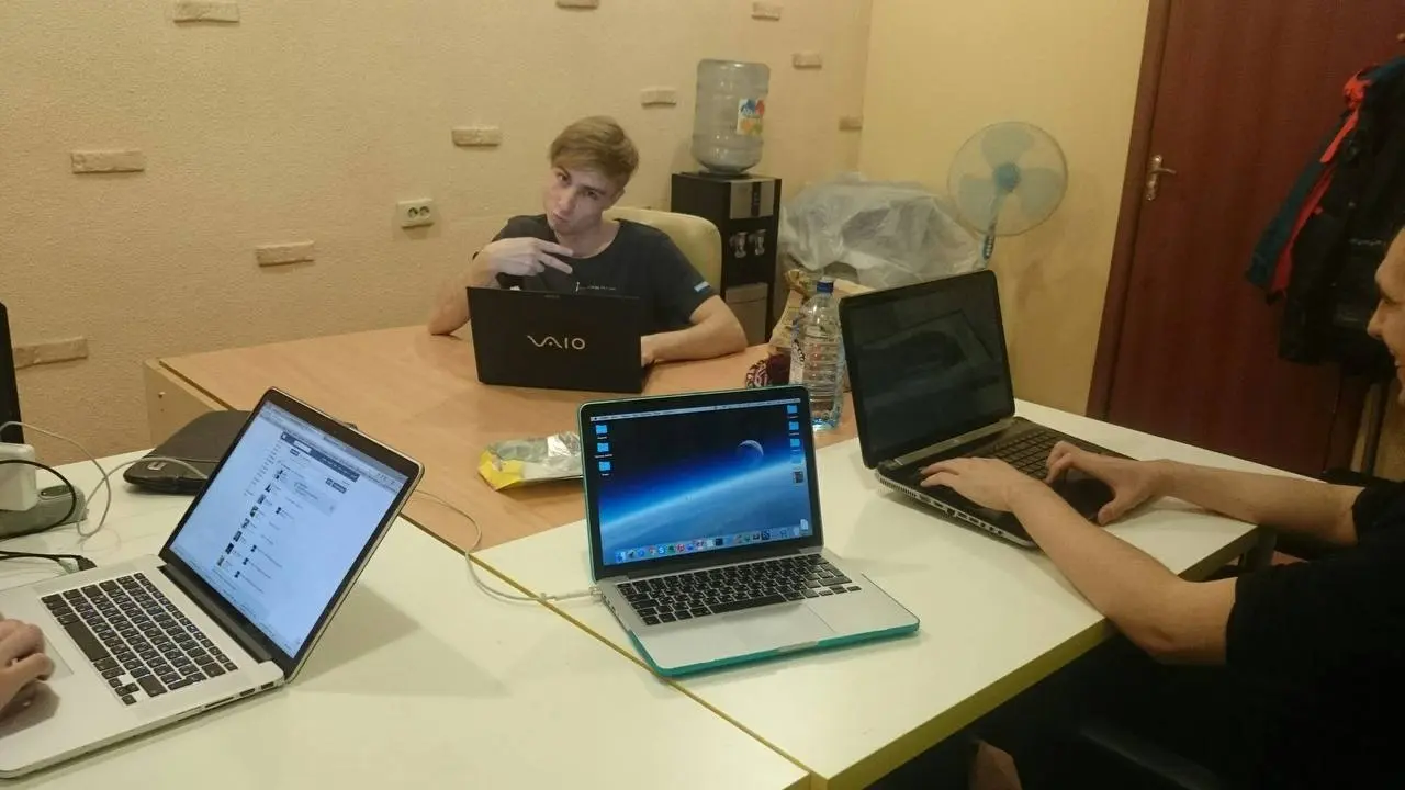 2016 vs 2026 Ностальгия в глаз попала
2016 — первый офис KTS, в команде вчерашние выпускники Бауманки, первые проекты, компании только-только исполнился 1 год. Много планов и амбиций | Сетка — социальная сеть от hh.ru