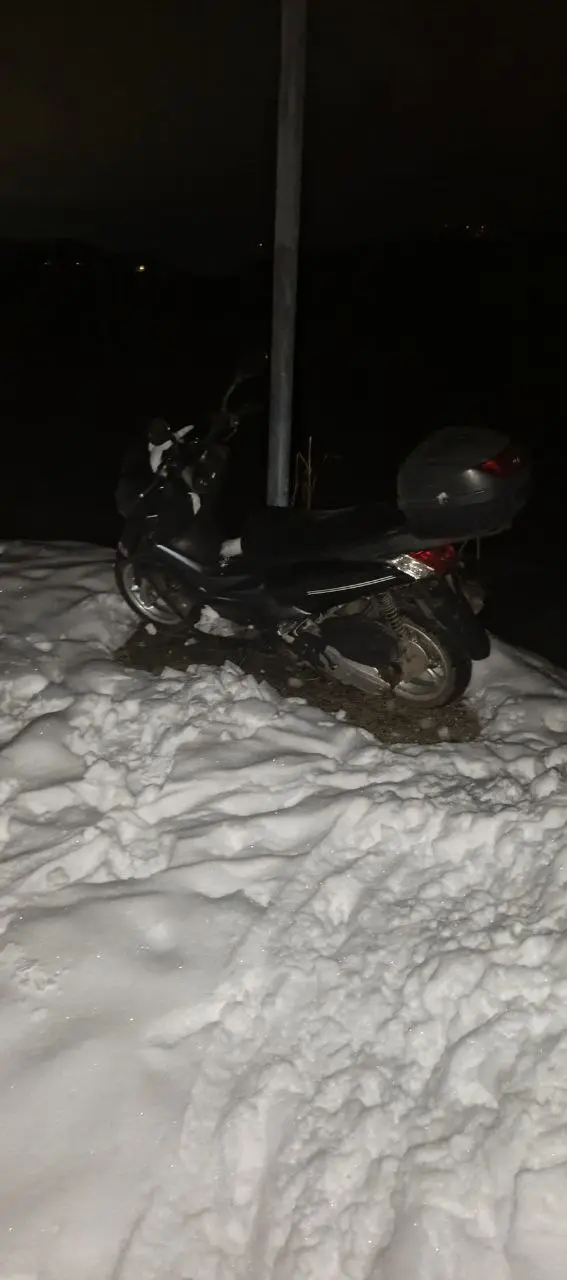 Это очень странно 🥶
Скутер стоит уже как пару недель на плантациях Сочи. Там снег, зимааа, холод и куча проблем : нет света, выключают воду и просто где то не пройти, так как завал из деревьев | Сетка — социальная сеть от hh.ru