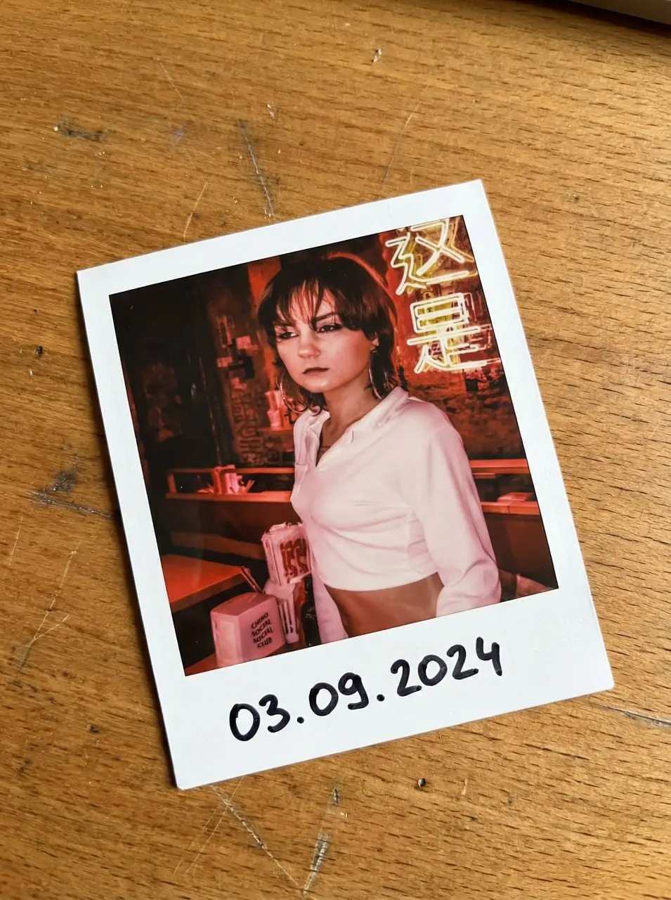 #нейросеть #ai #дизайн #фото #nanobanana #промт  
Делаем из фото Palaroid  
Загружаем любое фото в Nano Banana🍌 и вставляем вот этот промт:
Фото в виде распечатанного снимка Palaroid 1x1 лежащего немн... | Сетка — социальная сеть от hh.ru