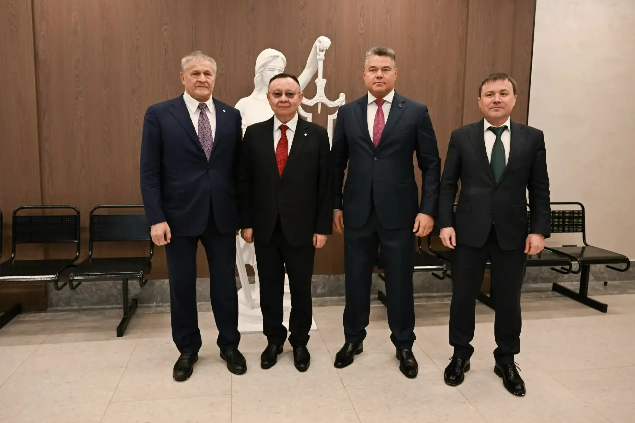 Министр строительства и ЖКХ РФ Ирек Файзуллин в рамках поездки в Республику Татарстан осмотрел инфраструктурные объекты
Ирек Файзуллин посетил новое здание Кировского районного суда совместно с премье... | Сетка — социальная сеть от hh.ru
