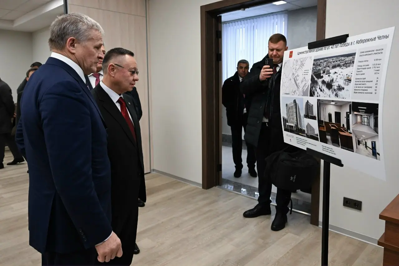 Министр строительства и ЖКХ РФ Ирек Файзуллин в рамках поездки в Республику Татарстан осмотрел инфраструктурные объекты
Ирек Файзуллин посетил новое здание Кировского районного суда совместно с премье... | Сетка — социальная сеть от hh.ru