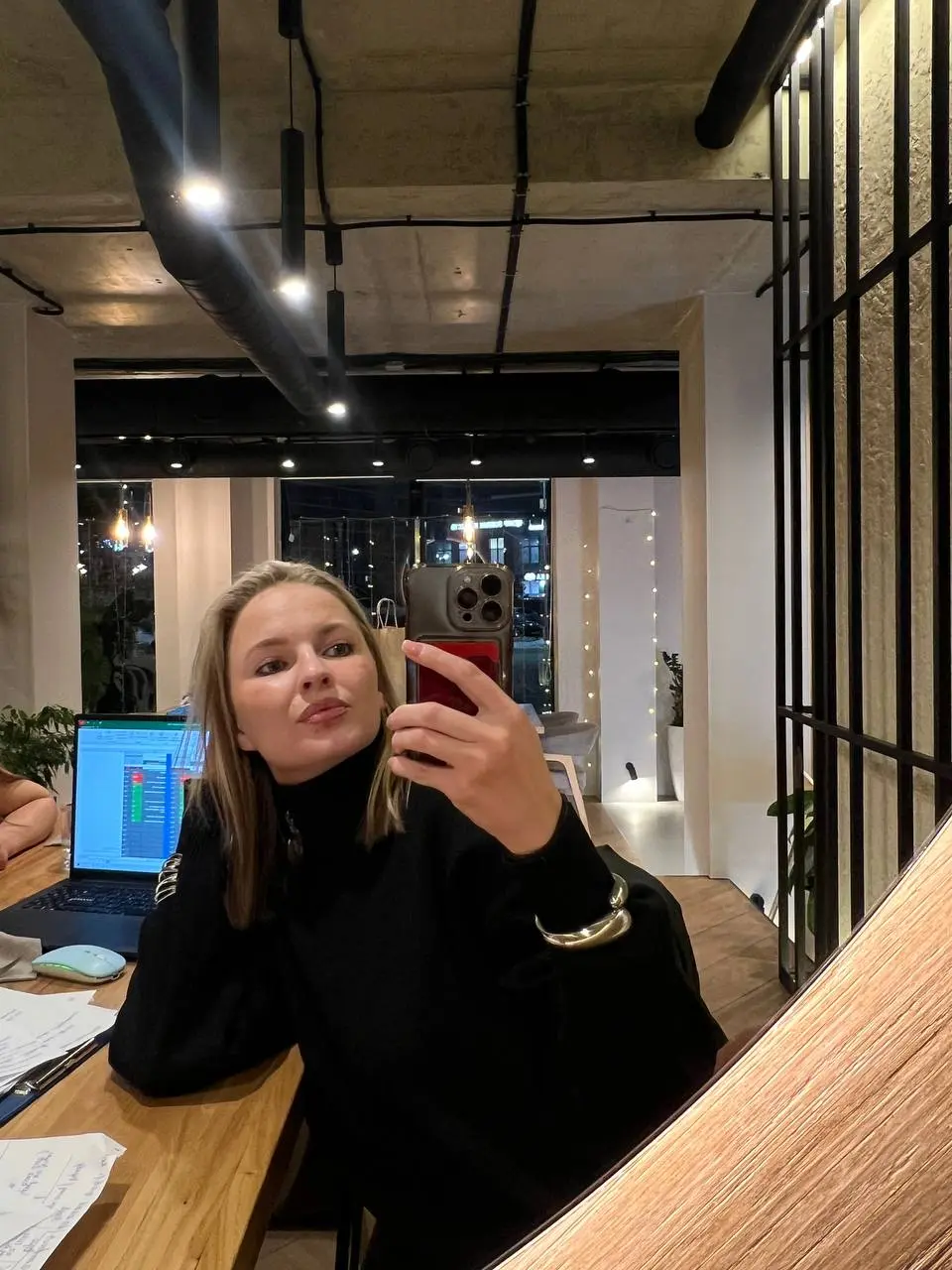 Потом была ещё одна встреча, сразу с двум клиентами ❤️
Тоже работаем больше 6 месяцев уже: начинали с тренинга, потом вели ОП, сейчас обучаю РОПа
И я горжусь нашим LTV, потому что он у нас невероятно ... | Сетка — социальная сеть от hh.ru